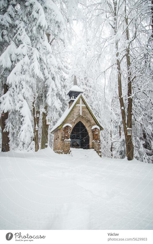 Steinkapelle in der Nähe des berühmten Ortes Bily Kriz in den Beskiden im Osten der Tschechischen Republik. Schneefall in den Wintermonaten Stimmung