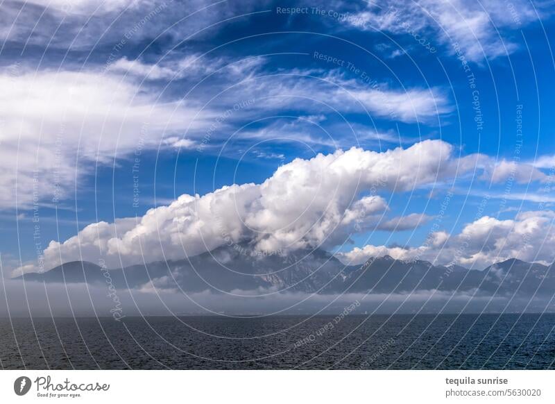 Wolken über dem Gardasee Wolkenhimmel Berge u. Gebirge ufer Uferlinie See Gardaseeberge Vulkan Wasser Himmel blau Blauer Himmel