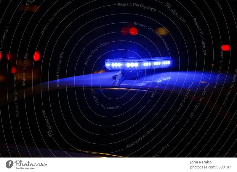 blauen Polizeiauto Licht in der Nacht in der Stadt mit selektiven Fokus und Bokeh auf schwarzem Hintergrund Lichter PKW verschwommen Unfall Nebel abstrakt