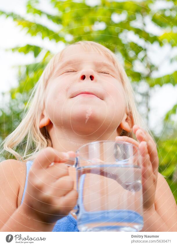 Kind genießt das Wasser im Freien 4-5 Jahre aqua Getränk blond blau Kaukasier Kindheit übersichtlich geschlossene Augen Tasse trinken genießen Genuss Ausdruck