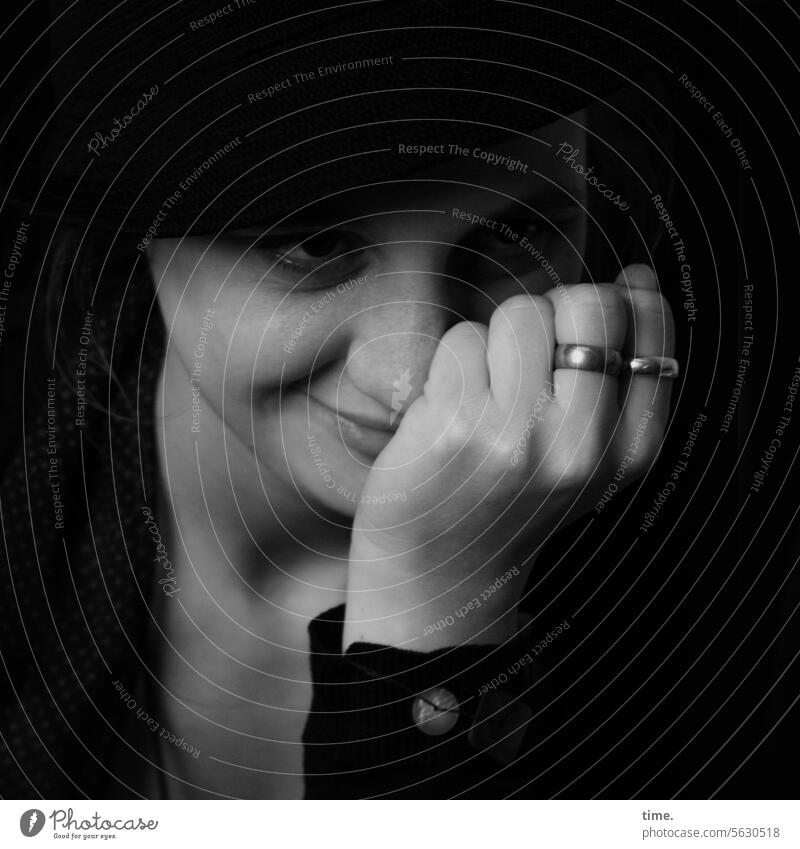 Frau mit zwei Ringen Halbdunkel Porträt weiblich Hand Fingerring lächeln Hütte Blick zur Seite Manschettenknopf vergnügt beobachten schauen Handgelenk