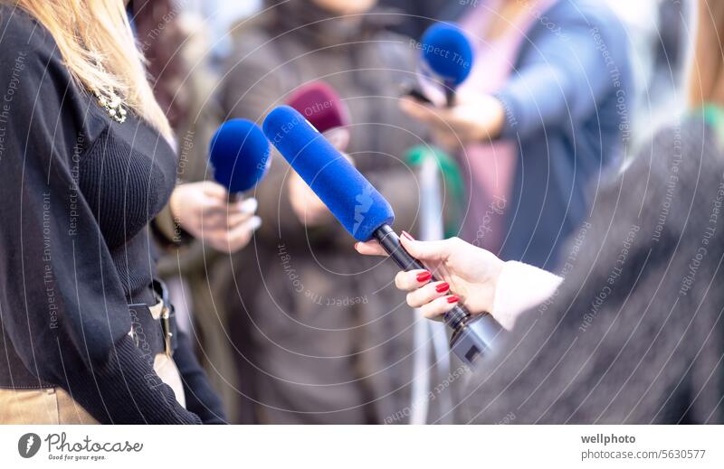 Presse, Pressekonferenz oder Presserunde, Journalistin mit Mikrofon, andere Reporter mit Mikrofonen im Hintergrund Nachrichten Medien Medienereignis