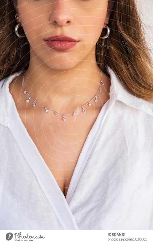 Junge Frau trägt eine silberne Halskette und silberne Ohrringe. Zubehör attraktiv schön Schönheit brünett Kaukasier anketten übersichtlich Zierlich Diamant