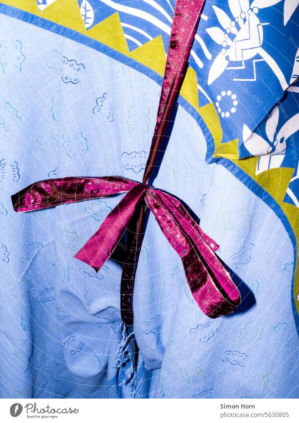 Geschenkschleife einer sehr großen, gemusterten Geschenkverpackung Schleife schenken Muster umhüllt verpackt Überraschung große Überraschung Feste & Feiern