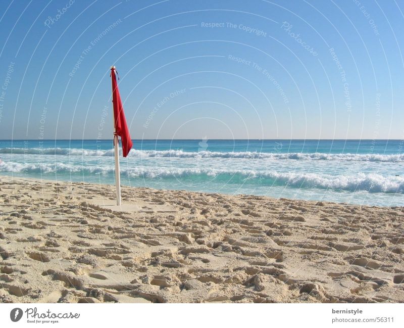 Beachfeeling Strand Sommer Cancun Meer Fahne Schönes Wetter Sand Mexiko Wasser Klarheit tagesaufnahme