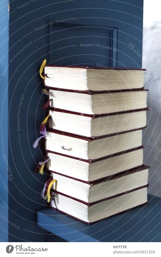 ein Stapel Gesangbücher auf einem Holzbord Zusammenhalt Glauben Religion Bücher Bücherstapel in der Kirche Gottesdienst Evangelisches Gesangbuch Liederbuch