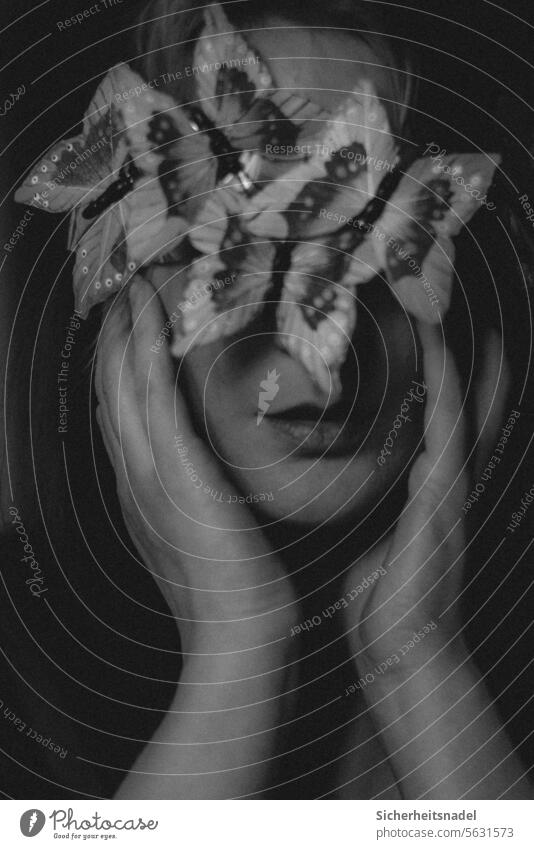 Schmetterlinge verdecken Gesicht Porträt Portrait Schwarzweißfoto Unschärfe Traurigkeit gefangen Verzweiflung Einsamkeit Angst dunkel Trauer Sorge Erschöpfung