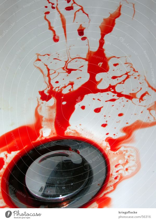 Viel Spaß beim Sauber machen... rot Abfluss Waschbecken weiß dreckig Flüssigkeit Farbe Blut verletztung Wassertropfen