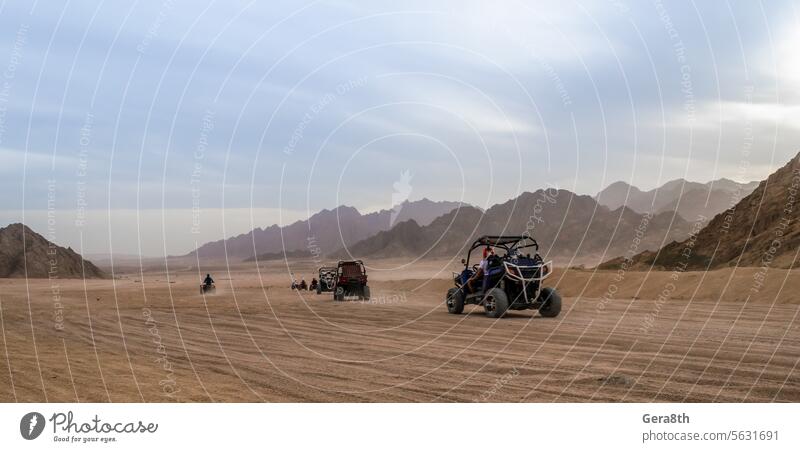 Reise von Touristen in die Wüste mit dem Offroad-Buggy in Ägypten Sharm El Sheikh Aktion Abenteuer Auto Hintergrund PKW Wohnwagen Klima Wolken Tag wüst