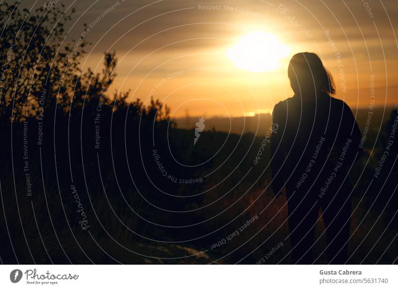 Silhouette einer Sportlerin beim Training in der Morgendämmerung. Berge u. Gebirge Frau Übung Lifestyle Gesundheit im Freien aktiv Sonnenaufgang Sonnenlicht