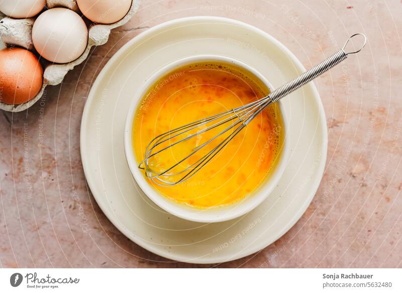 Eier in einer Schüssel. Rührei, Draufsicht. eier Frühstück Vorbereitung Lebensmittel roh Morgen Foodfotografie braun Essen zubereiten frisch Ernährung