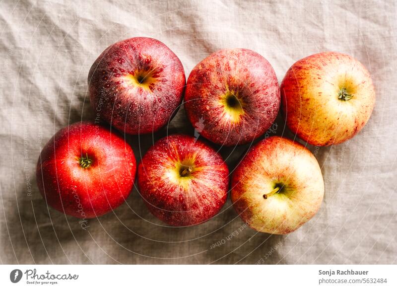 Rote Äpfel auf einem beigen Leinen Tischtuch. Draufsicht. Apfel rot Obst frisch saftig reif natürlich Bioprodukte vitaminreich Ernte Herbst Gesunde Ernährung