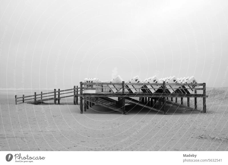 Strandkorb Podest an der Arche Noah am Ende der Seebrücke am Strand des Seebad St. Peter-Ording im Kreis Nordfriesland in Schleswig-Holstein im Herbst an der Küste der Nordsee in Schwarzweiß