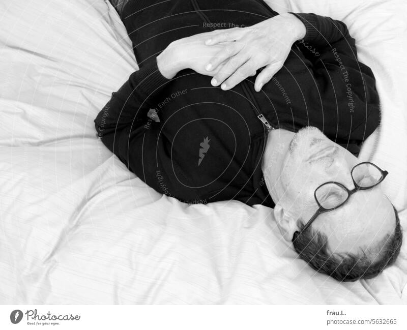 Siesta alt Portrait Bart Mann Bett schlafen Brille ausruhen liegen geschlossene Augen Müdigkeit Erholung Schlafzimmer
