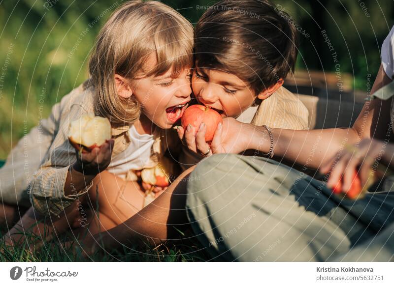 Niedliche kleine Jungen essen, genießen leckere Äpfel im Garten. Bio-Früchte, Zuhause landwirtschaftlich Amerikaner Apfel Herbst Baby Hintergrund Korb Biografie