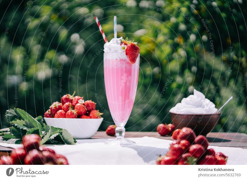 Stilleben - erstaunliche Erdbeer-Milchshake-Cocktail mit Strohhalm auf Natur-Hintergrund schön Getränk Frühstück hell heiter Zusammensetzung cremig