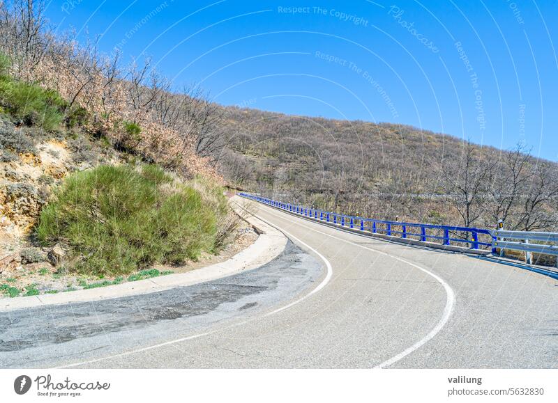 Blick auf eine Bergstraße in Spanien Ávila Gredos Sierra de Gredos Asphalt Hintergrund Landschaft Ausflugsziel Umwelt Hügel Reise Berge u. Gebirge natürlich