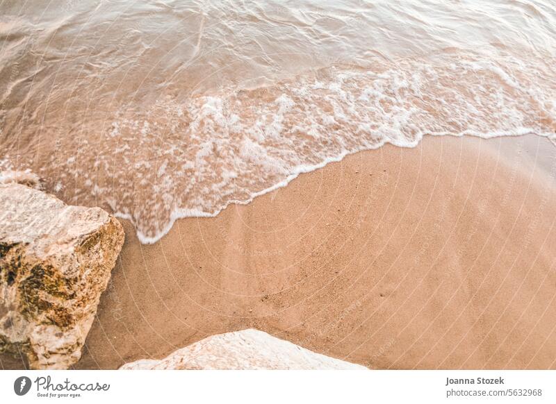 Sandige Seeuferwellen im Sommer Lake Michigan Wellen Ufer sandig Sandstrand Sandstrände Steine Natur