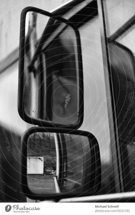 Blick zurück blick zurück Spiegel Reflexion & Spiegelung Außenaufnahme Seitenspiegel Auto Autospiegel Laster Verkehr Vorsicht vergangen Vergangenheit