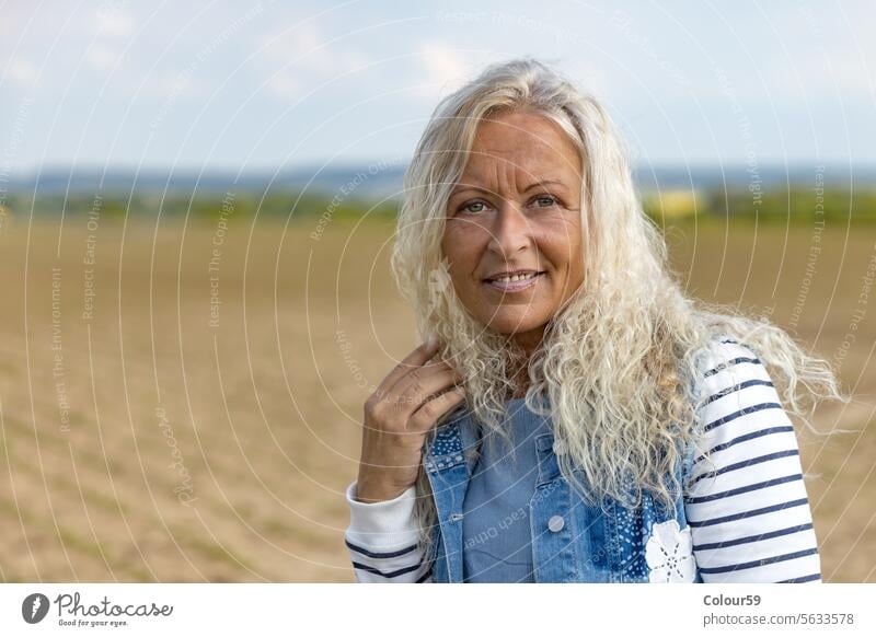 Glückliche erwachsene Frau Kaukasier Ruhestand eine heiter schauende Kamera Stehen Lachen zufrieden Bestseller Ausdruck Rentnerin Emotion Erwachsener genießen