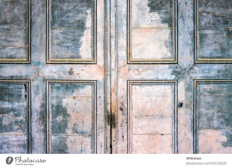Große alte Kirchentür aus Holz, etwas verwittert und farbig unentschlossen Tür Tor Rahmen Kassettentür abblättern Farbe mediterran Flecken Außenaufnahme