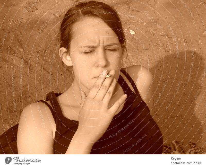 "Rauchen gefährdet die Gesundheit." Zigarette ungesund Frau Erholung