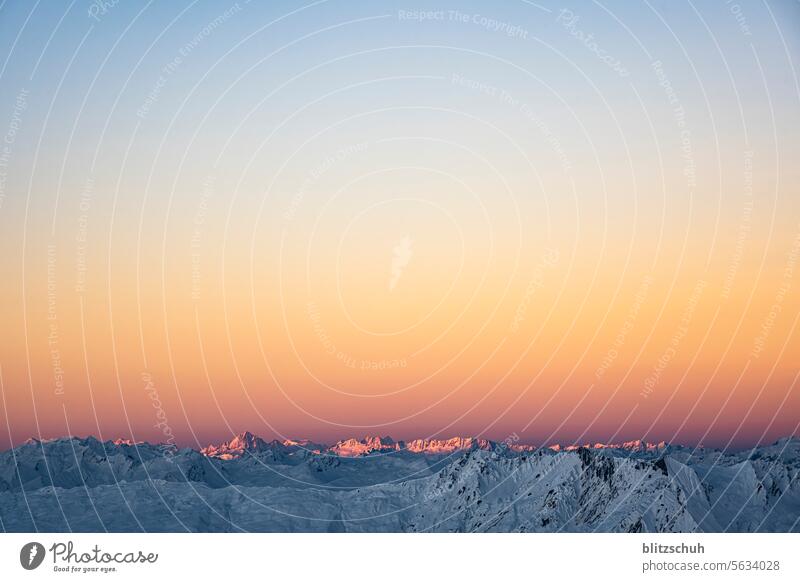 Sonnenaufgang in den Schweizer Alpen, Lenzerheide Morgenstimmung morgens Natur Landschaft Morgendämmerung ruhig Stimmung Umwelt Licht Farbfoto morgenlicht