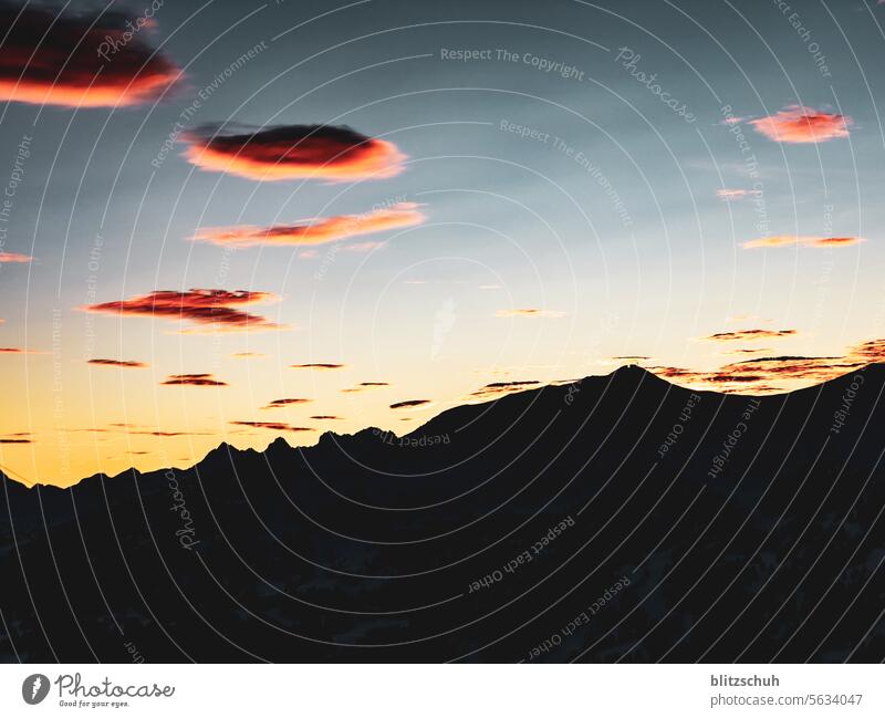 Wolken beim Sonnenuntergang in den Alpen Berge u. Gebirge Natur Landschaft Himmel Gipfel Umwelt Schönes Wetter Schneebedeckte Gipfel Lenzerheide