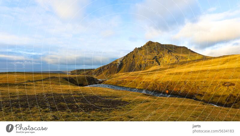 Landschaft mit dem Fluss Soga auf Island Berg Urlaub Reise Hochebene Horzizont Wolken Weitsicht Natur Himmel Umwelt Wasser Idylle Abenteuer wandern Klima