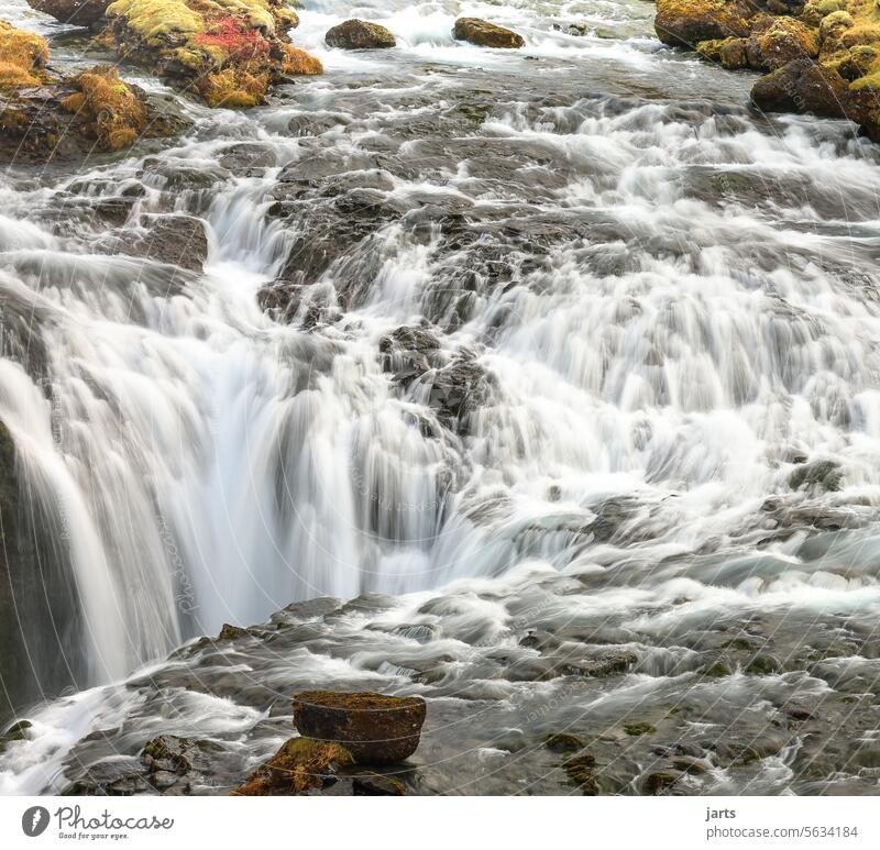 Wasserfall auf Island Fluss Felsen wild natürlich fließen urgewalt Natur Urelemente Kraft Umwelt Außenaufnahme Langzeitbelichtung Rauschen Naturgewalt
