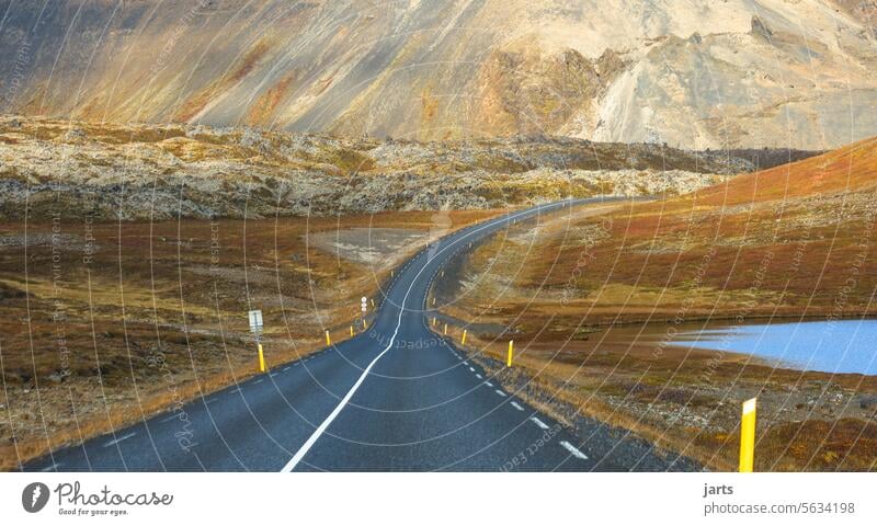 Straße auf Island in eine malerischen fast abstrakt Landschaft Lavafeld Berge u. Gebirge Tal außergewöhnlich schön einzigartig Ferne Außenaufnahme Natur