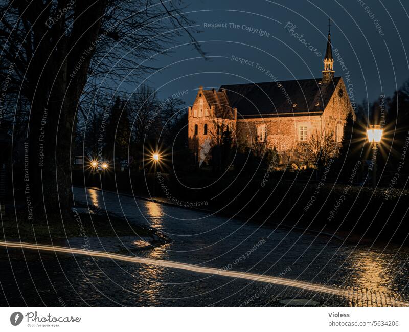 St. Martins-Kirche in Zetel in der Nacht Glauben Dunkel Friesland Niedersachsen evangelisch-lutherisch Regen nass Lichter beleuchtet Strassenlaterne Laterne