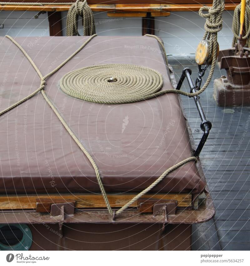 Seil-Schnecke auf einem alten Segelboot Seile Tau Taue Segeln Segelschiff Seil Schnecke Seilschnecke Schnecke aus Seil Wasser Schifffahrt Jacht Wasserfahrzeug