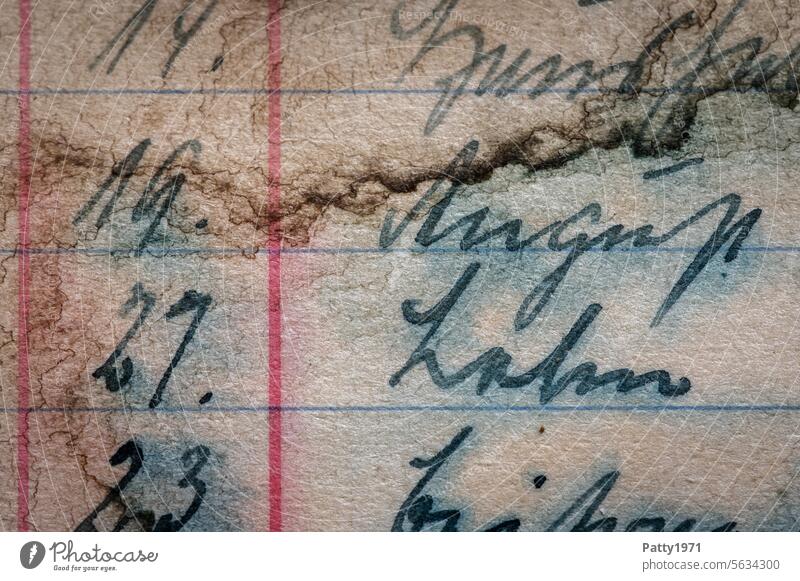 Handschriftliche Eintragung in einem alten Kassenbuch. Die Tinte ist zerlaufen, das Papier fleckig und verschmutzt. vintage handschriftlich Namen Zahlen