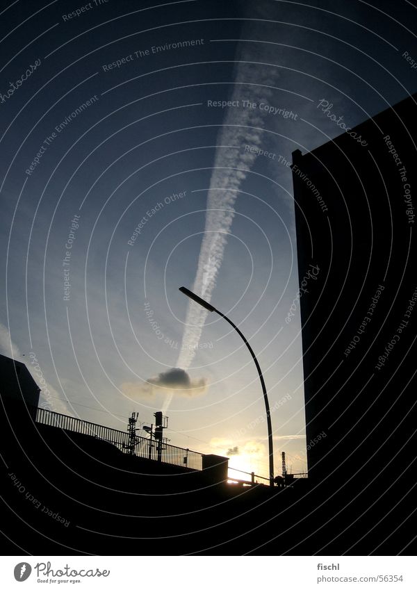 Zwischen dem Beton Abendsonne Low Key Silhouette Kondensstreifen Wolken Laterne Grafik u. Illustration Abenddämmerung natur und technik Stadt
