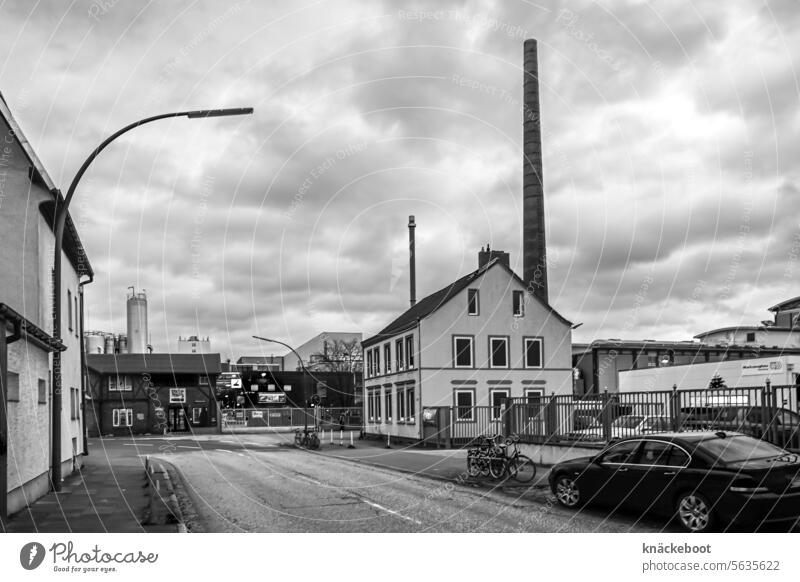 städtische industrieanlage Industrie Fabrik Schornstein Rauch Industrieanlage wohnen Umwelt Stadt dystopisch Außenaufnahme grau