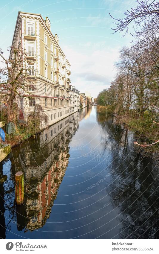 wohnhaus am isebekkanal Haus Gebäude Kanal Brücke Wasser schön Hamburg Reflexion & Spiegelung Isebekkanal