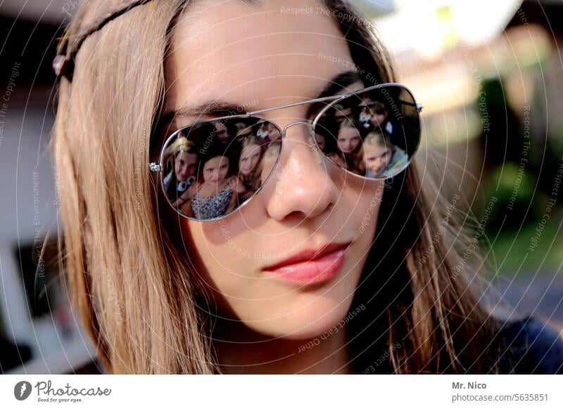 Gruppenfoto mit Dame Reflexion & Spiegelung Sonnenbrille Porträt Gesicht Kopf feminin kleine Menschengruppe Jugendliche Teenager Mädchen Lippen langhaarig