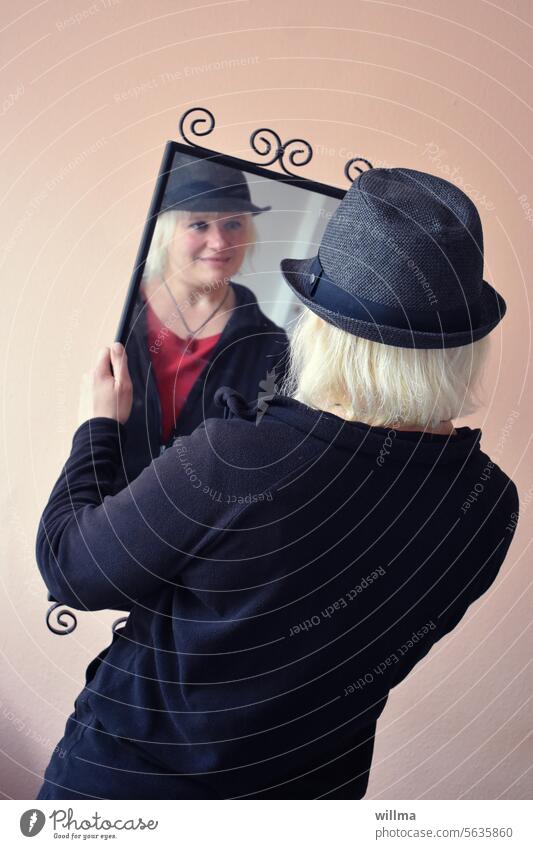 Sich selbst jeden Morgen mit Freude und Respekt im Spiegel begegnen Spiegelbild Frau junges Mädchen blond Hut in den Spiegel schaun Selbstreflektion