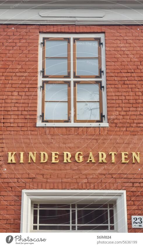 Kindergarten Potsdam holländisches Viertel historisch Ziegelstein Backstein Gebäude Mauer Bauwerk Farbfoto 23 HAusnummer Sprossenfenster Außenaufnahme Haus rot