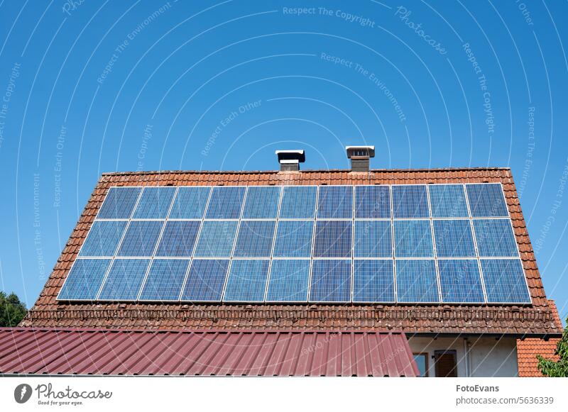Sonnenkollektor auf einem Dach Photovoltaik alternativ Textfreiraum Klima Umweltfreundlich Konzept Umweltschutz Solarzelle Hintergrund regenerativ modern