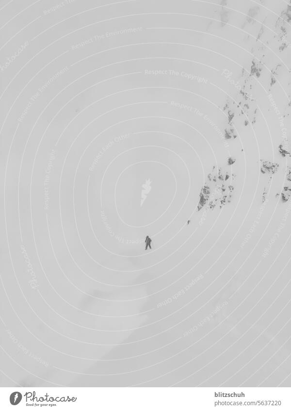 Skifahrer in hochalpinen Gelände bei Schnee und Nebel Berge u. Gebirge Winter Landschaft Natur Gipfel Alpen Ferien & Urlaub & Reisen Schweiz Umwelt kalt Wolken