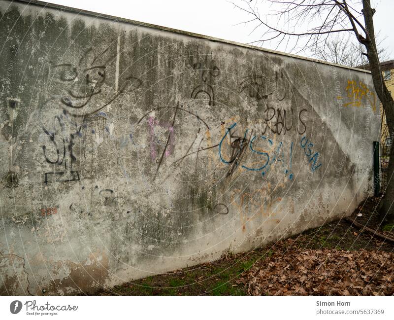 graue Wand mit Verwitterung Großstadt Graufläche Garagenwand Hinterhof Fassade trist Tristesse farblos verkommen urban Strukturen & Formen Abgase Verschmutzung
