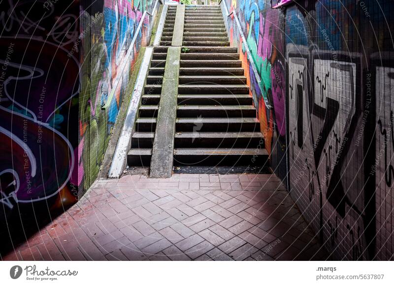 Hoch Kontrast Stadt Durchgang Wege & Pfade dunkel Treppe Sicherheit Fußgängerunterführung Licht Graffiti Unterführung Tunnel Straßenkunst Sonnenlicht