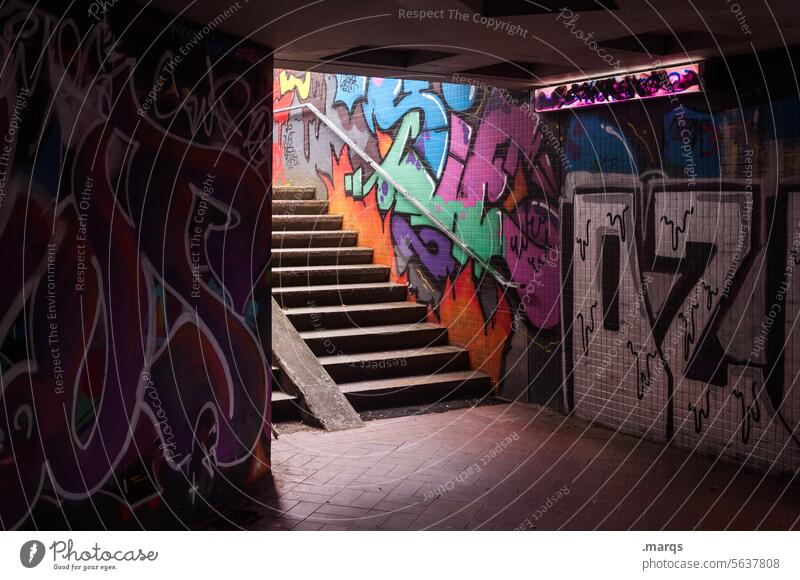 Treppenaufgang Unterführung Graffiti Licht Fußgängerunterführung Sicherheit dunkel Wege & Pfade Durchgang Stadt Kontrast
