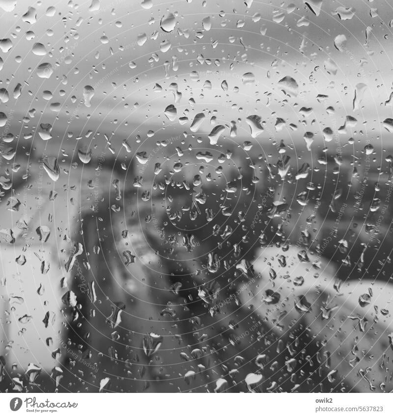 Trübe Aussicht Fensterscheibe Wassertropfen Regentropfen nass feucht Nahaufnahme Detailaufnahme Makroaufnahme Strukturen & Formen durchsichtig regnerisch