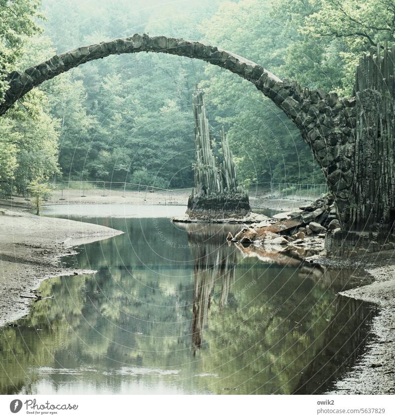 Bogengang Bogenbrücke Sehenswürdigkeit Kromlauer Park verrückt bizarr historisch Teich Wahrzeichen Bauwerk Idylle rund Detailaufnahme Kunst glänzend Bekanntheit