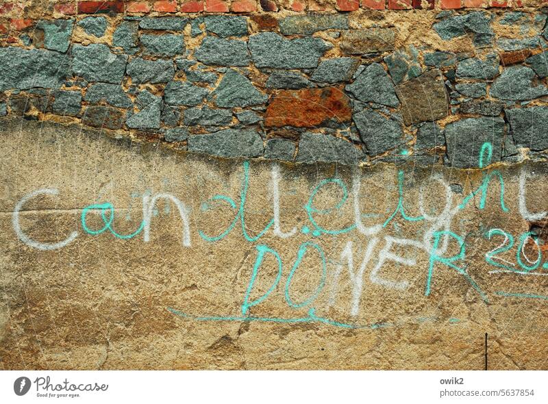Candlelight Döner Wand Mauer alt Hauswand Scheune Graffiti aufgesprüht Schriftzug Buchstaben Denglisch Einladung witzig mehrfarbig Fassade Gebäude Wort