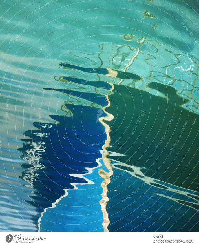 Jolle Schiff Bug Wasserspiegelung Wasseroberfläche Reflexion & Spiegelung Wellen ruhig blau Farbfoto Menschenleer Spiegelung im Wasser Ruhe friedlich