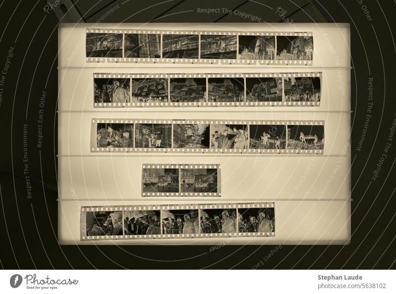 Negative mit alten Pressefotos auf einem Leuchtkasten Durchlicht Film Lampe analog Perforation schwarz-weiß Sichtung Fotografie Bilder 35mm Filmfotografie